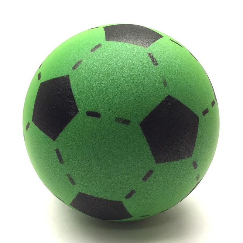 Zachte voetbal groen gekleurd 20 cm
