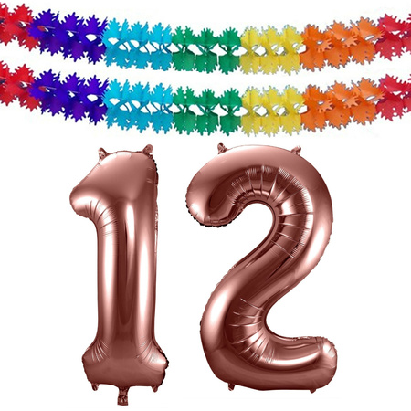 Grote folie ballonnen cijfer 12 in het brons 86 cm en 2 feestslingers