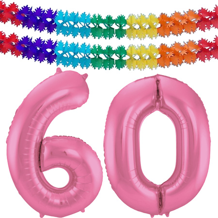 Grote folie ballonnen cijfer 60 in het glimmend roze 86 cm en 2x feestslingers